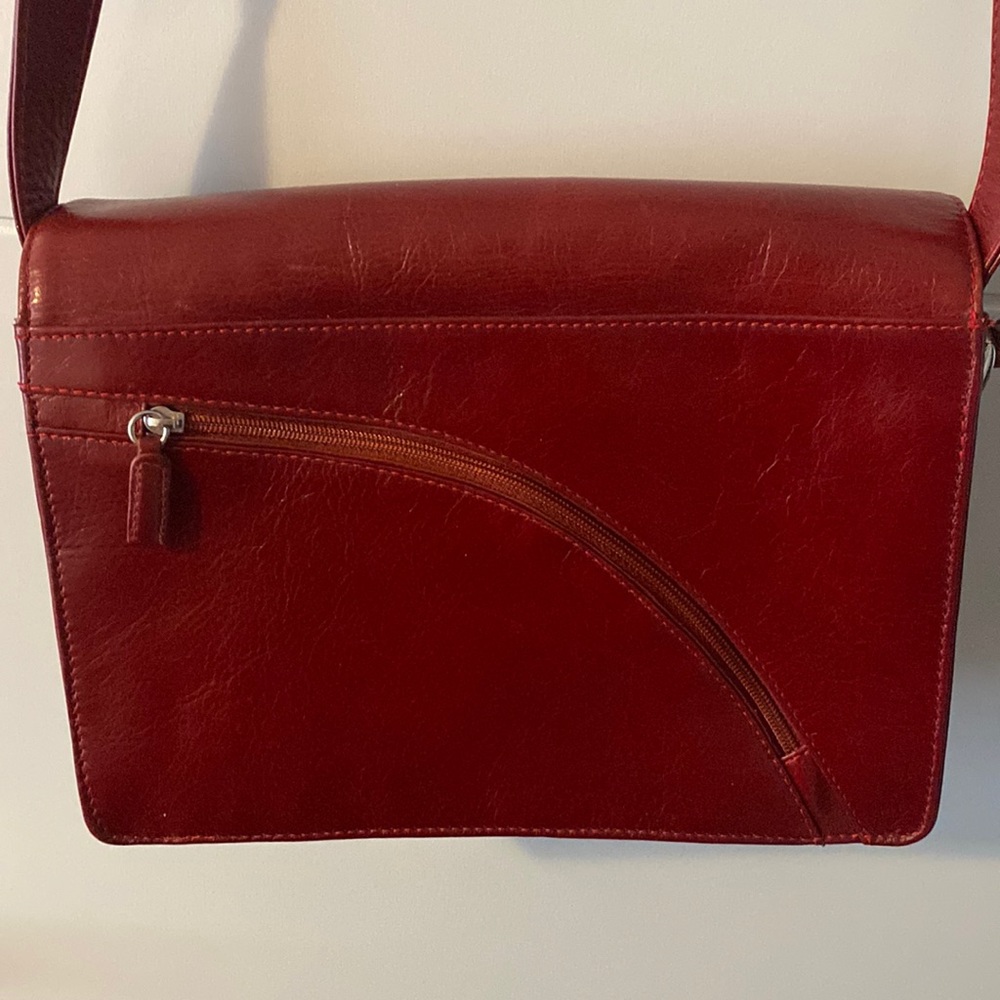 Sleek compact ladies cherry red leather handbag primo condition super organizer